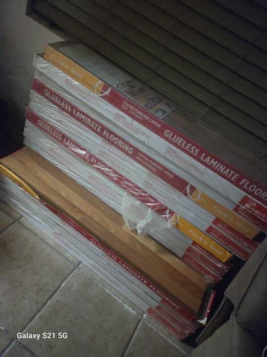 Project Glueless Laminate Flooring 