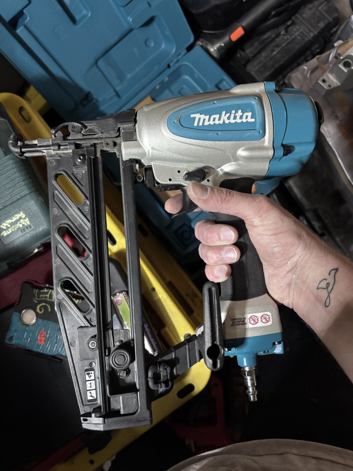 Makita 16" Gauge Finish Nailer 