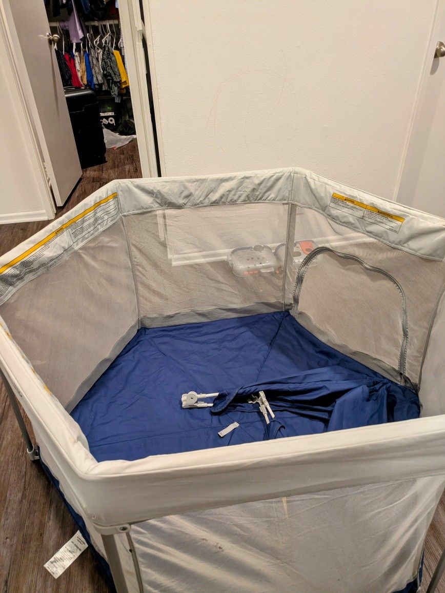 Pack 'n Play® LiteTraveler™ LX Playard
Color: Canyon