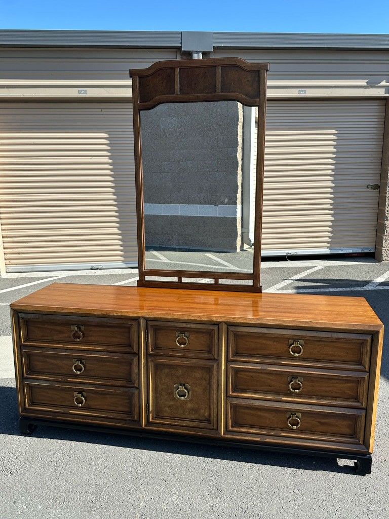 Beautiful Thomasville dresser with mirror/ hermoso tocador con espejo