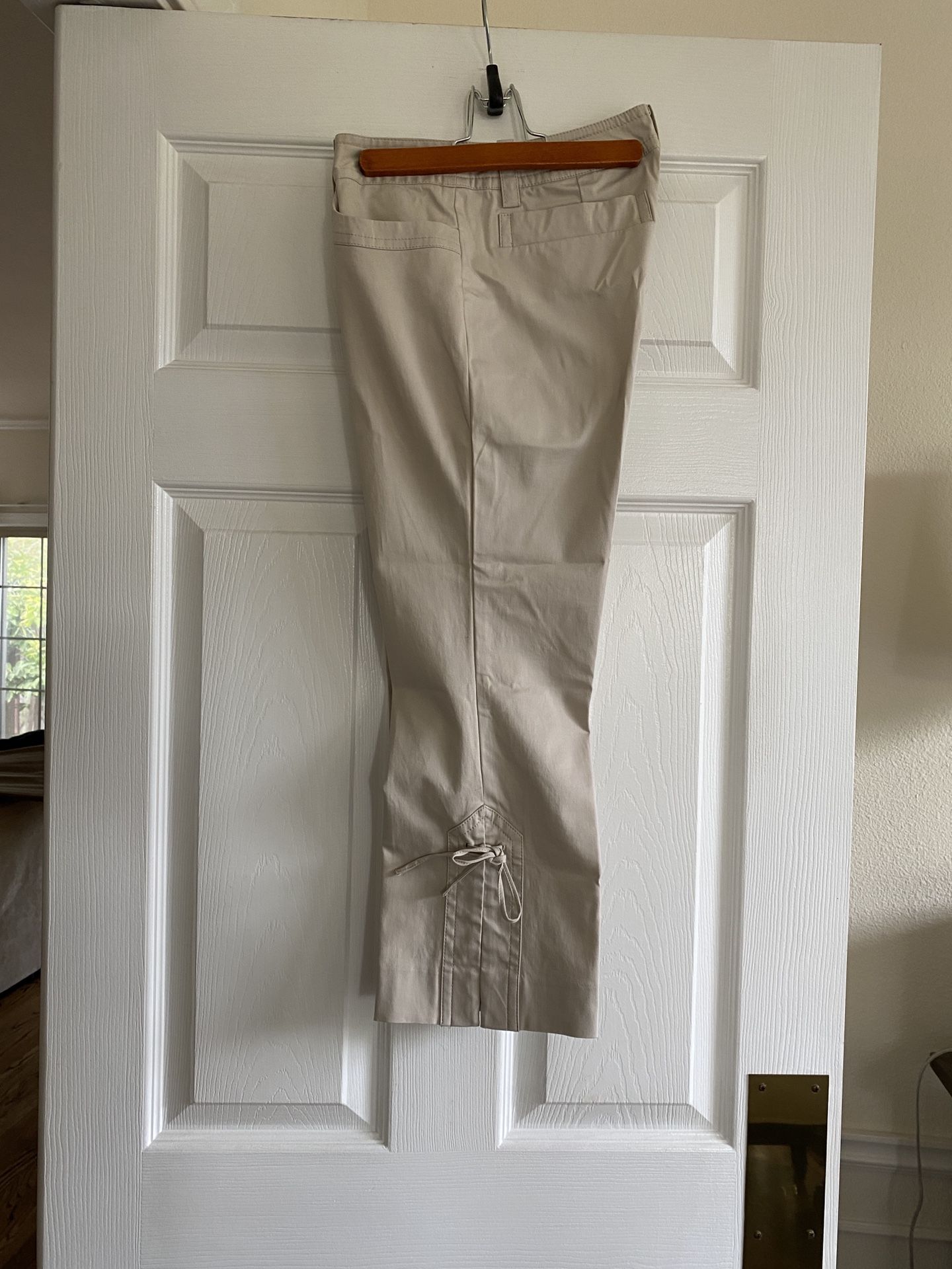 Looks new women’s Melrose 3/4 length pants, slit on the sides with decorative bow.