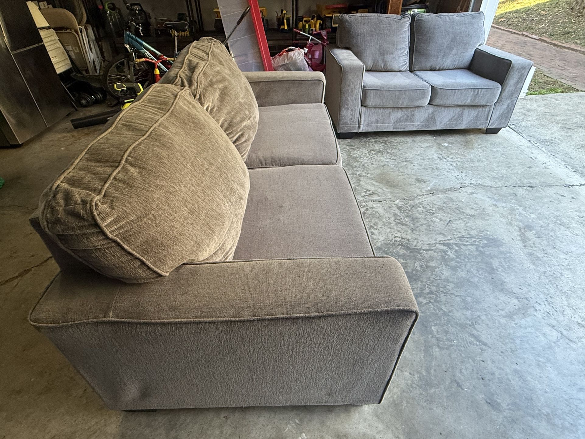 Ashley Furniture Pull out sofa and Loveseat in Great Condition!!