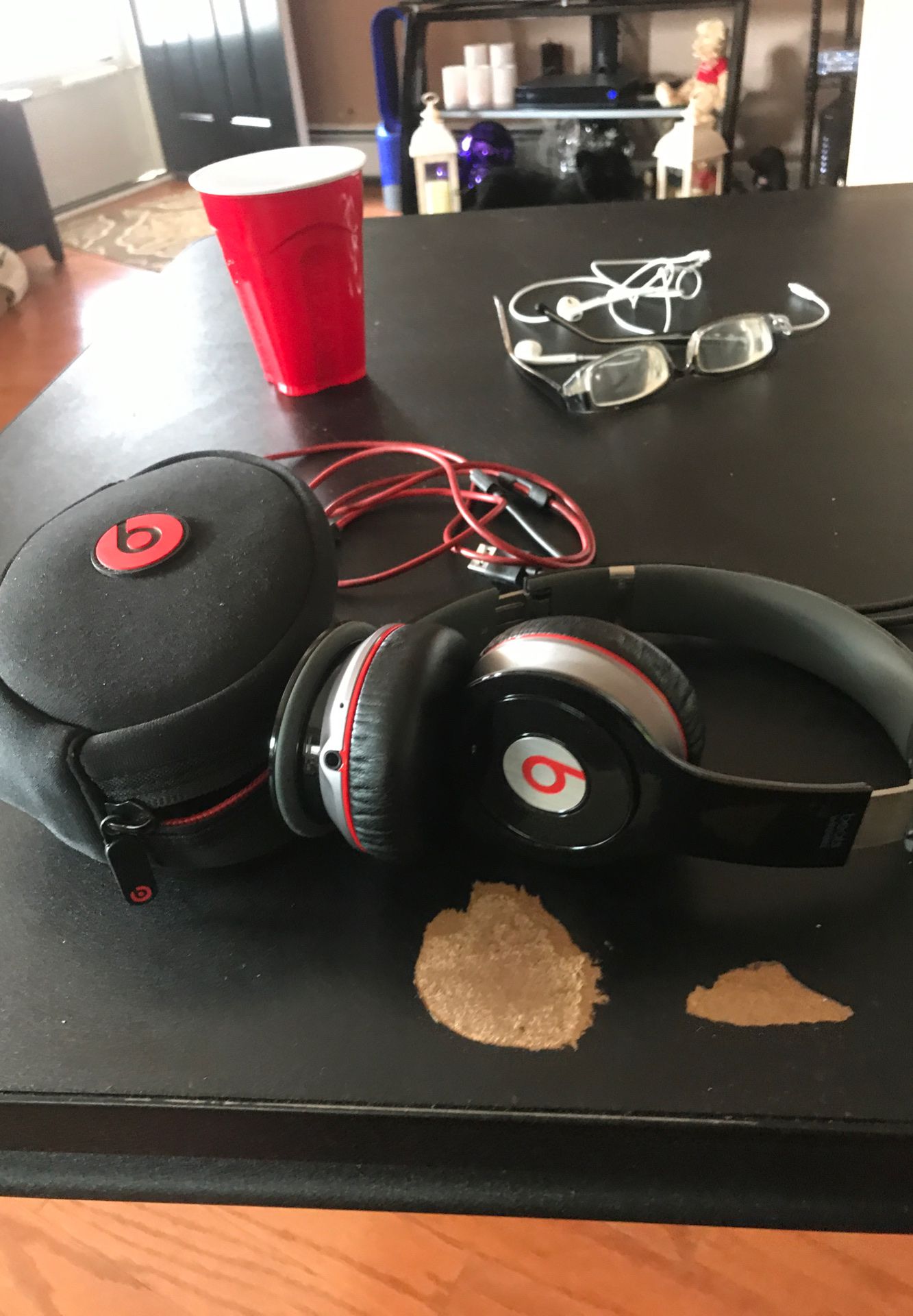 2 beats solo 2 wireless headphones only used a few days literally with all accessories