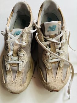 Girls sneakers Sz 4 / 36 New Balance like new condition