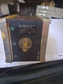 Lots of old old stereos,clocks, etc...