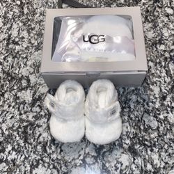 UGG shoes & Mini Blanket 