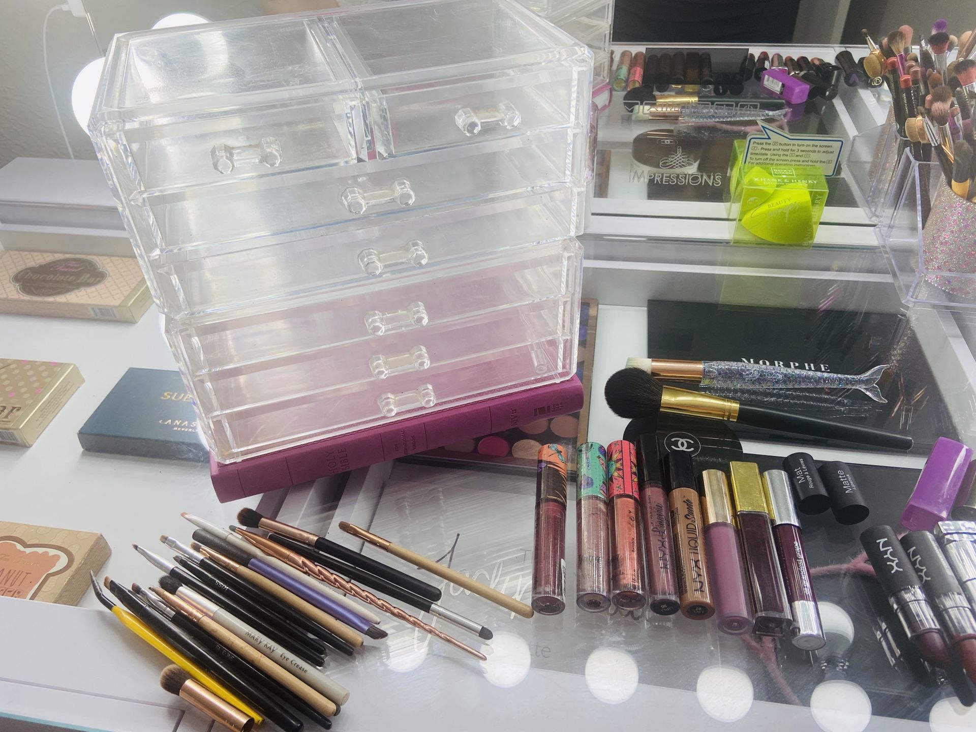 Clear Makeup storage / brushes / lipsticks