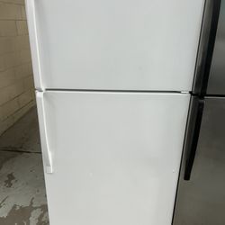 White 22 Cubic Foot Refrigerator With Ice Maker 