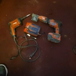 Herramienta Hilti Todo Funci9na Muy Bien 180 Por Todo 1 Cargador Una Pistola Eléctrica Y Una Pistola De bateria 