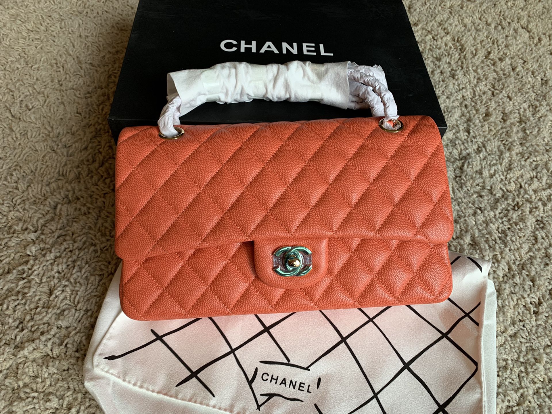 Beautiful Chanel bag / size 25cm/ actual pics