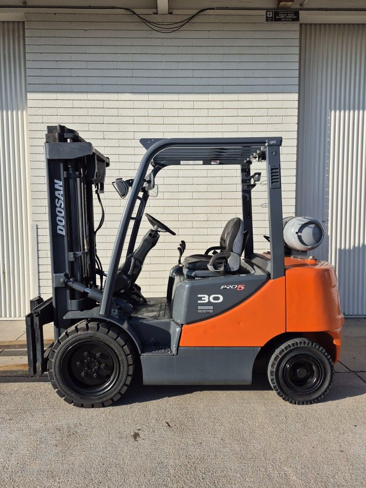** 2009 Doosan 6k All terrain Forklift **