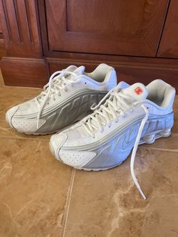 Women’s Nike Shox R4 Size 9 White /Metallic Silver/ Max Orange/ White