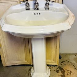 Restroom Sink/Lavamanos