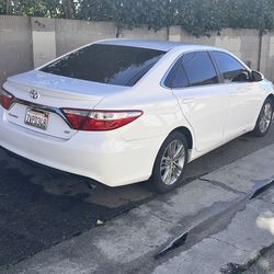 White 2015 Toyota Camry SE