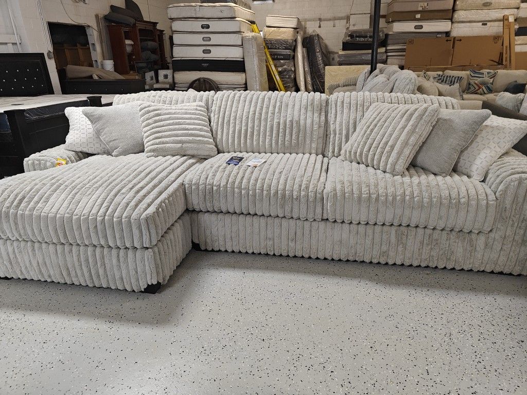 New sectional 🚚 we can deliver 🚚

$39 initial payment 

Total price $1399