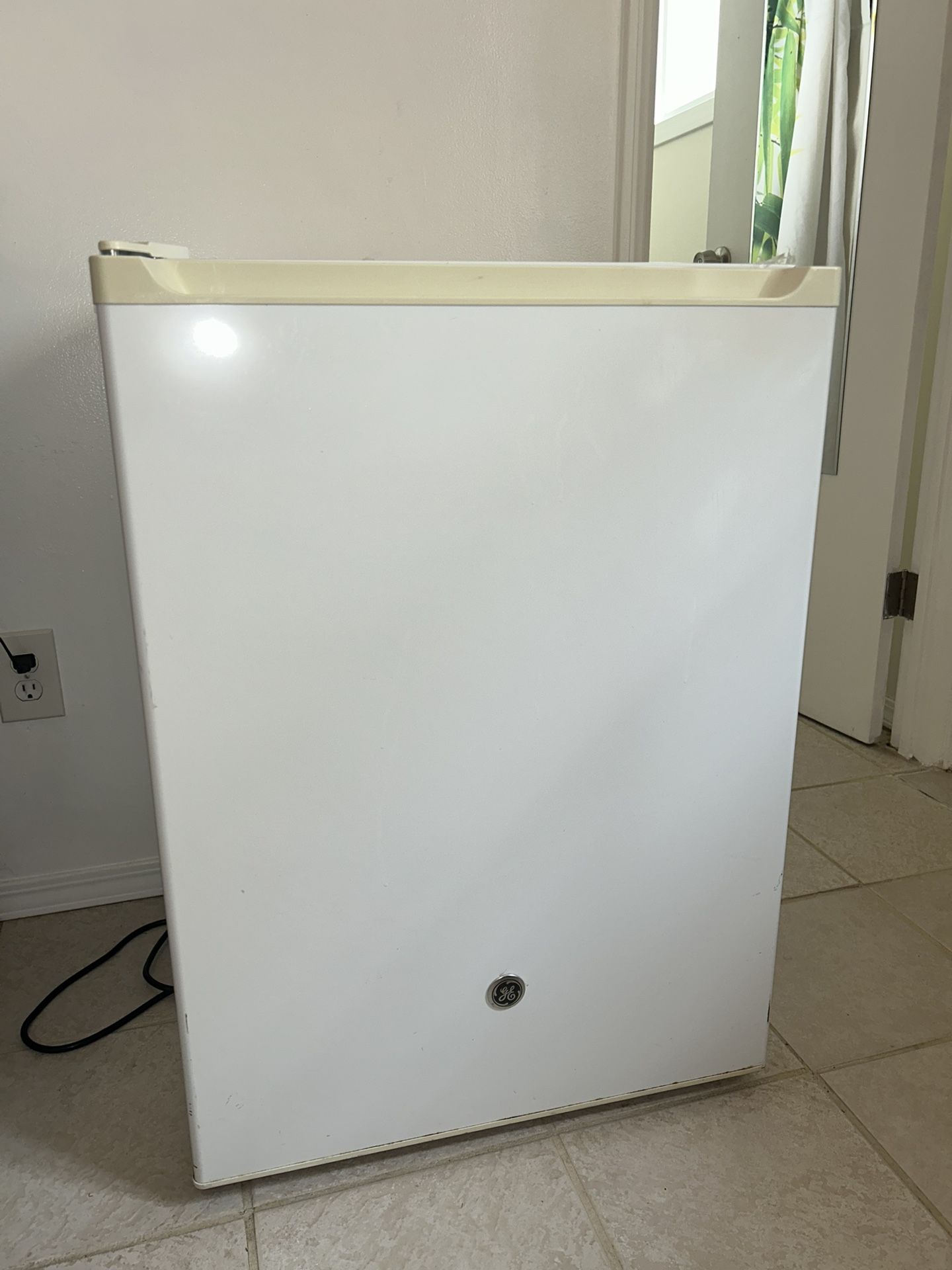 GE Mini-fridge - Works Great!!!