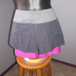 MPG black, grey & hot pink work out shorts medium
Small zipper pocket
