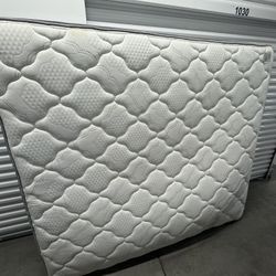 King Serta Doble Side Matress Almost New 