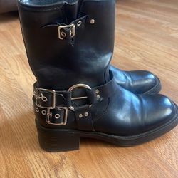 Woman Boots Size 8. In Great Condition. Like new