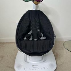 4 MOMS MAMAROO INFANT BABY SWING📍PICK UP 7TH ST & BASELINE RD📍