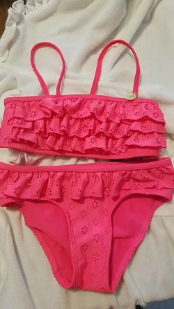 H&M HOT PINK BIKINI 2-4Y GIRLS FLIRTY RUFFLES EYELETS STRAPPY TOP FLUNCE RUFFLE AROUND HIPS/WAIST GOLD SEASHELL ON TOP LEFT STRAP