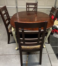 Dining room table with 8 Chairs and extension leaf