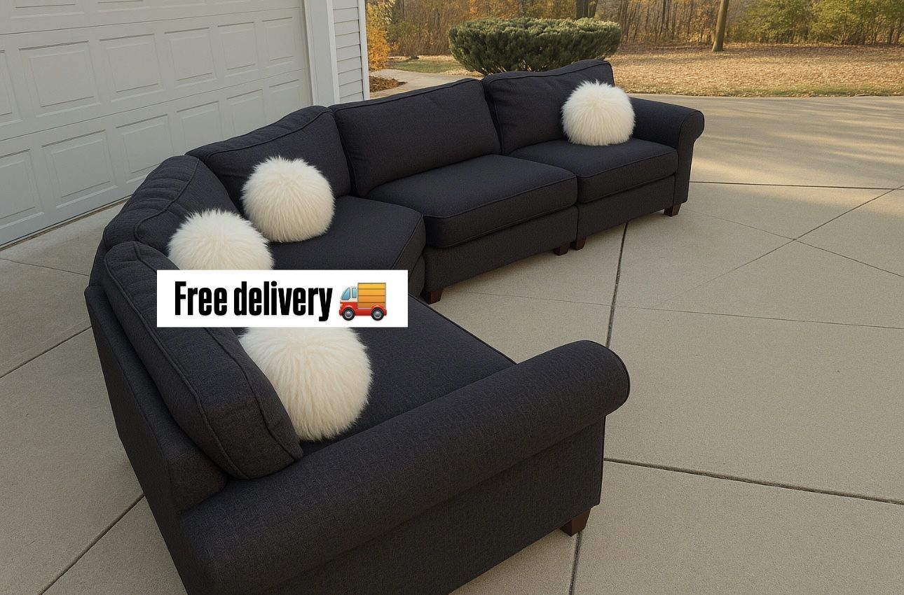 (FREE DELIVERY 🚚)Plush Lazy Boy Black Sectional Couch/sofa