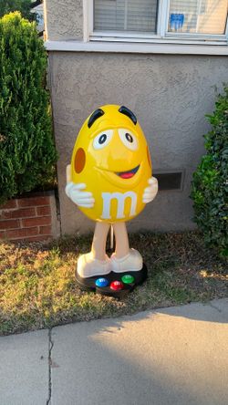 Vintage M&M display with wheels