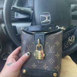 Louis Vuitton, Small Bucket Bag