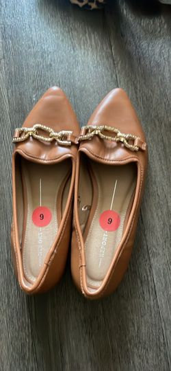 Woman’s flats size 6