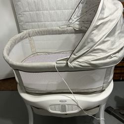 Crib Graco Sense2Snooze baby bassinet 