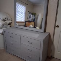 Solid Wood Draws (Dresser W/ Mirror).