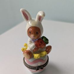 Ceramic Bear Dressed in a Bunny Suit!
He's holding a carrot & sitting
on top of an Egg
with 4 Chicks around him!
Measures: 3 3/4" High x 1 1/2" in Dia