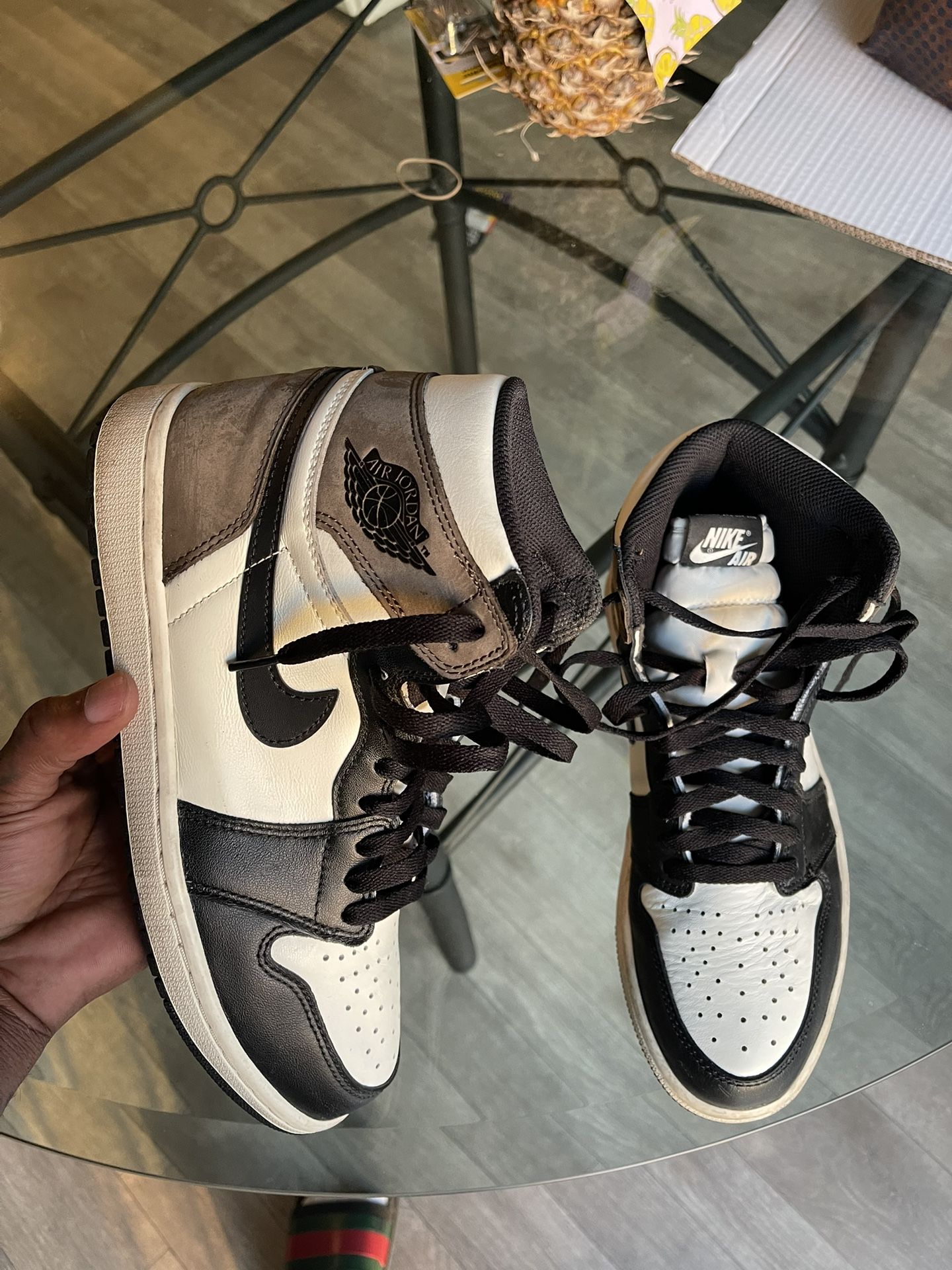 Air Jordan 1 “Mocha” Size 9