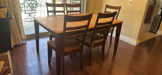 Dining Table with 6 chairs