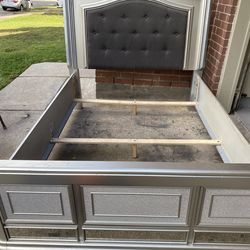 Queen size bed frame! I’m available to do delivery for extra fees
