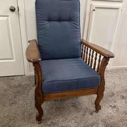 Beautiful Antique Oak Morris Style Recliner Chair in very good condition. It