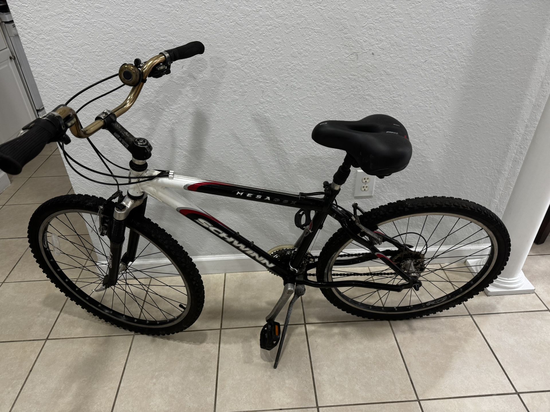 Schwinn Mesa GSX Mountain Bike 21” Aluminum Frame RockShox 26” wheels 21 Speed. Need adjust the gears . 