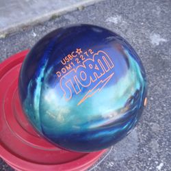 2 bowling Balls a Carrier