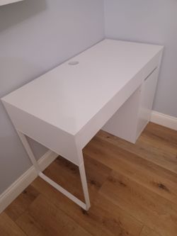 White desk with chair