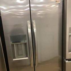 Frigidaire Gallery 36 in. 22.3 cu.ft. Side By Side Refrigerator With Water Dispenser And Ice Maker New Scratch And Dent 