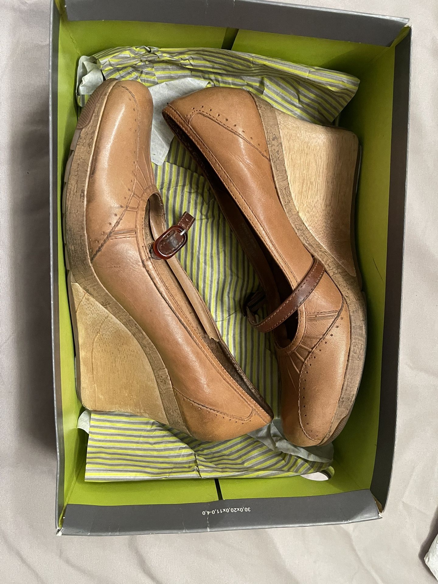Tanned Kenneth Cole reaction Mary Jane Wedges Size 9