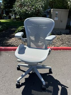 HERMAN MILLER AERON REMASTERED WHITE MINERAL