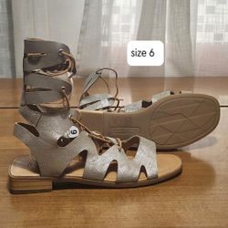 NEW - Wonderly, Strappy Sandal With Pearl Hue, Size 6