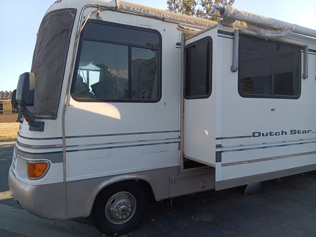 1998 Dutch Star By Newmar Color Is White And Light Brown