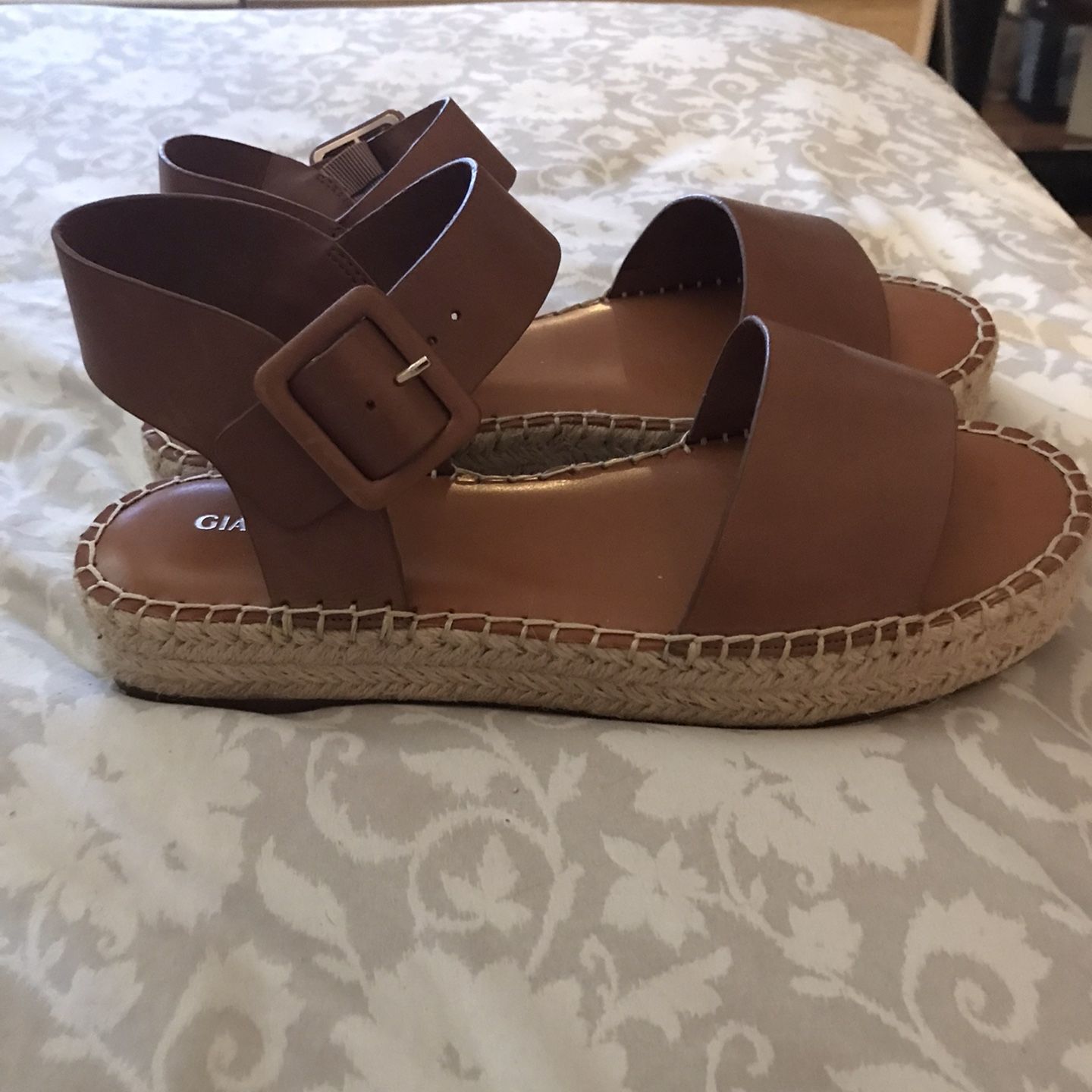 Never Worn Tan Gianni Bini Sandals Sz.9 for Sale in Glendale AZ