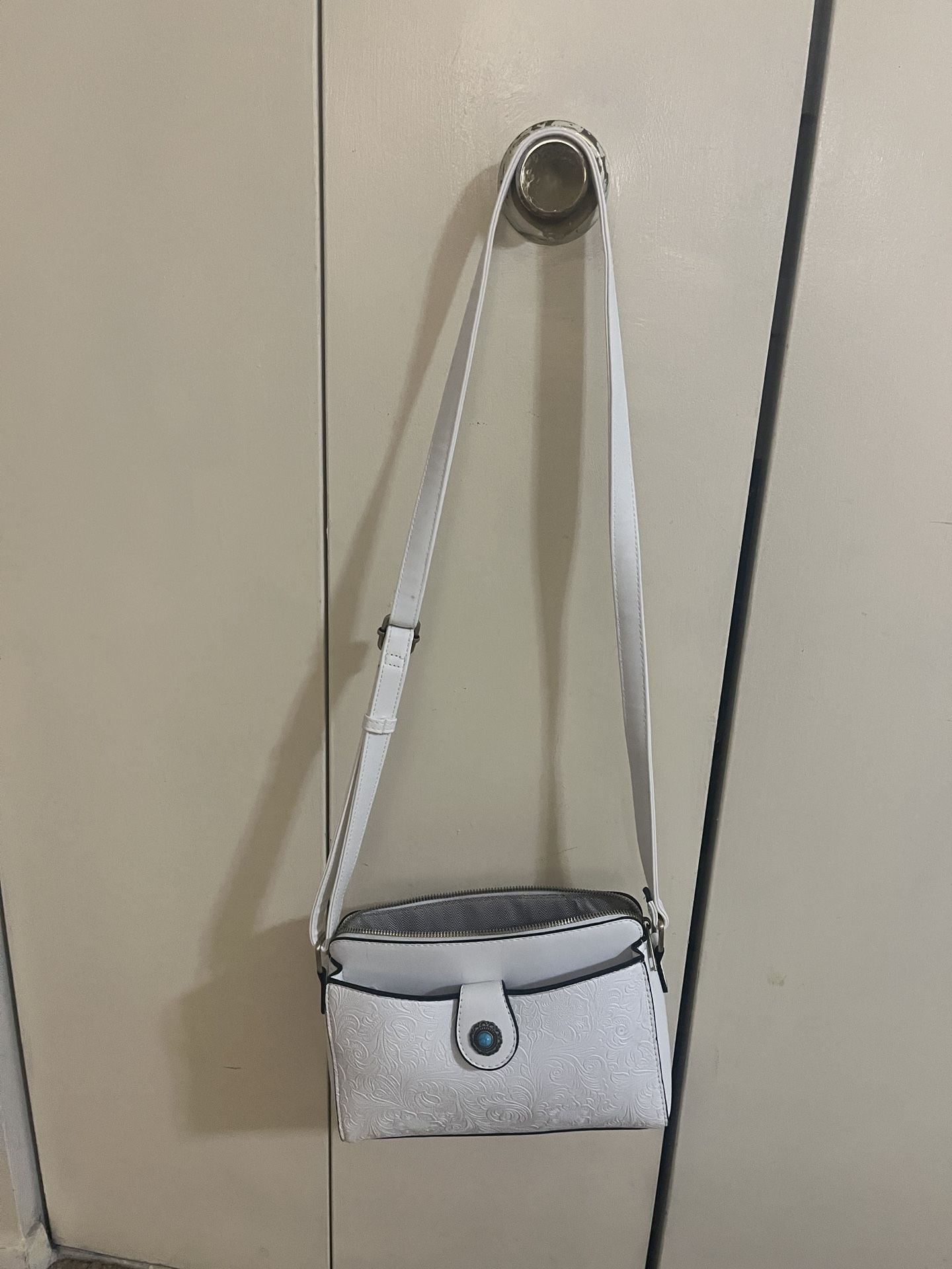 Brand New Women’s White Crossbody Purse Pickup Gaithersburg Md20877
