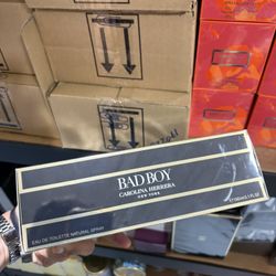 ⚡️ Carolina Herrera – Bad Boy ⚡️ 🖤 5.1 oz  🔥 Notas & vibe: 	•	⚡️ Pimienta blanca y negra al inicio (picante y atrevido) 	•	🌿 Bergamota y 🌱 salvia 