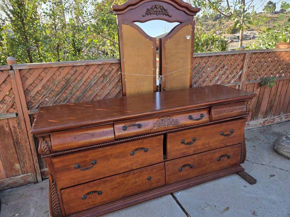 Dresser With Mirror