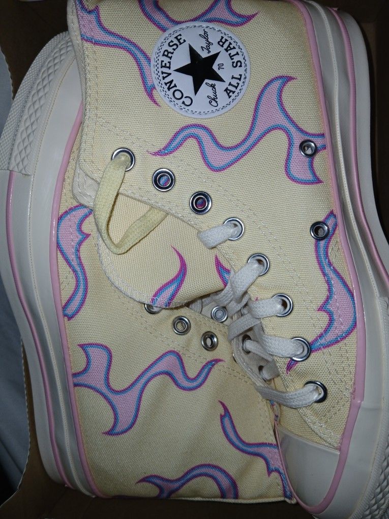 Converse 6.5M 8.5W NIB)make an offer)